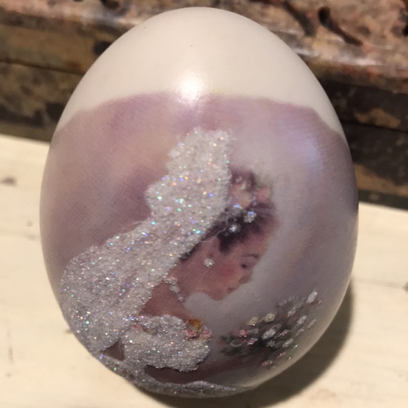 Handpainted Bride W/ Veil Bouquet Glittery Decor - Picture 9 of 11